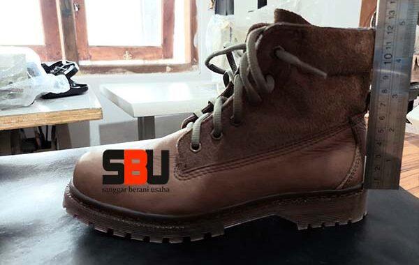 sepatu boot kulit