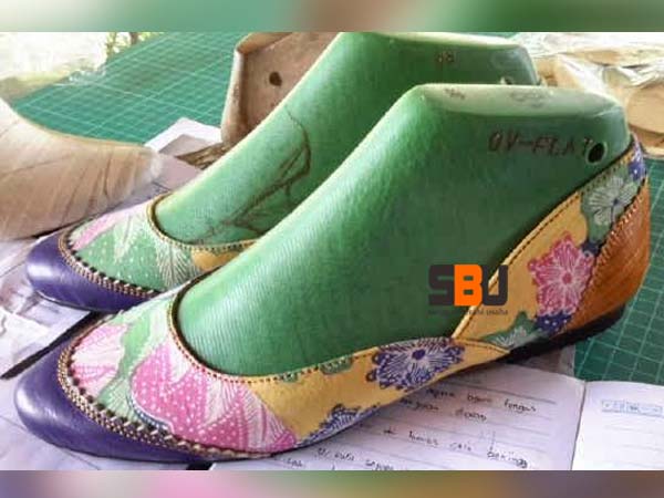 sepatu batik