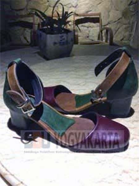 sepatu kulit wanita